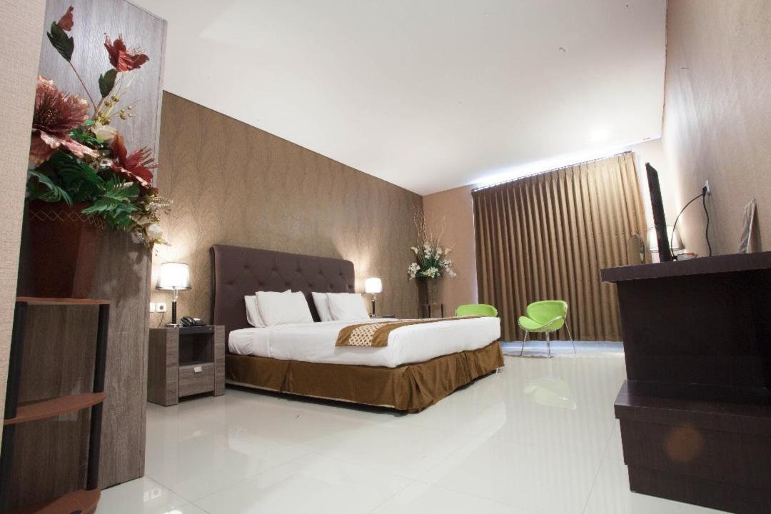 Neo Cempaka Hill Hotel Джембер Екстер'єр фото